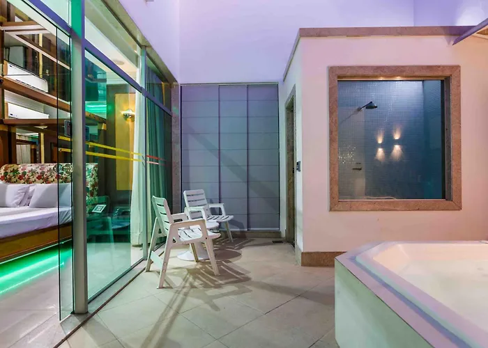 Status Motel