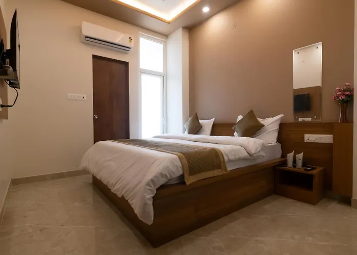 Hotel Raaz And Family Restaurant