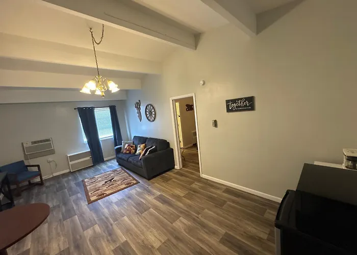 Tecumseh Inn & Suites