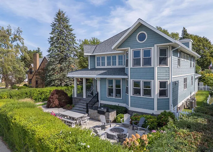 South Haven Luxury Lakefront - Panoramic Lake Views