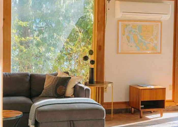 First Light - Vintage Waterfront With Hot Tub - One Bedroom