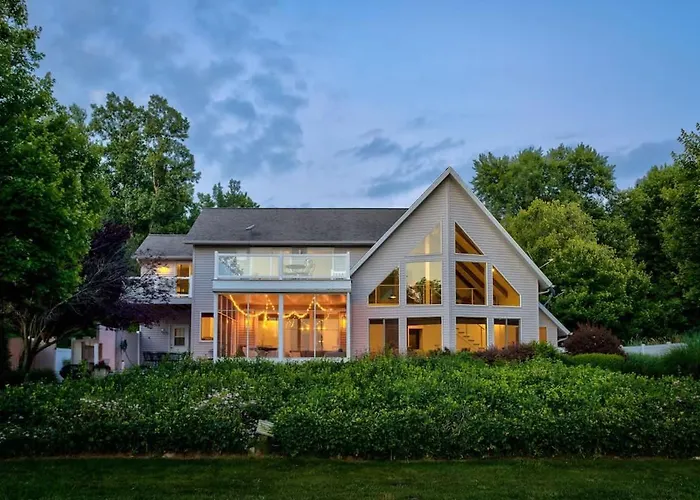Spacious A-Frame With Lake Michigan Views & Hot Tub-Family Friendly
