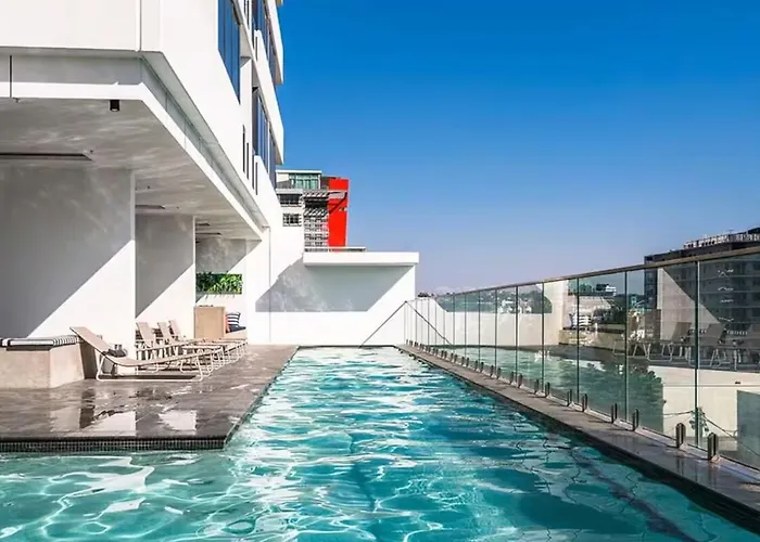 York Gorgeous City Views 2 Bedroom With Pool, Gym & Parking