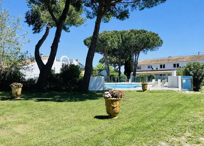 Artemia Aigues-Mortes - Hotel Avec Piscine - Bornes Electriques - Parking Prive - Local Velo-Moto