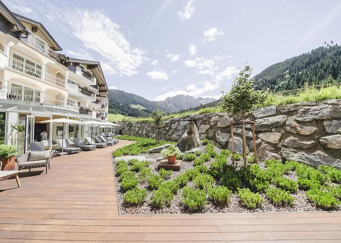 Traumhotel Alpina - 4 Sterne Superior Luxushotel, hoteleigenen Badesee, Adults Only