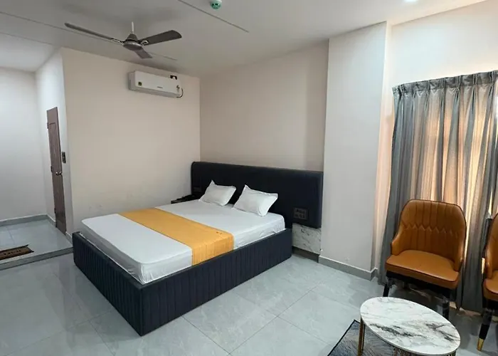 Tanu'S Grand Hotel And Banquet Hall