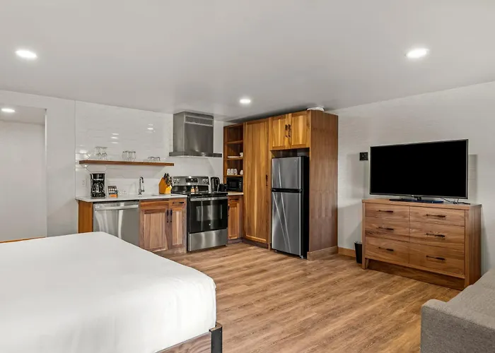 Hotel Canoe And Suites