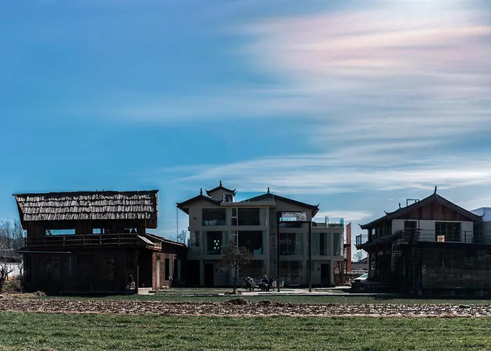 Lijiang Tennessee Moutain Lodge & Cafe - A Luxury Farmstay With Jade Dragon Views At Baisha Village - Free Pick-Up From Airport&Railway Station For 3-Night Stays