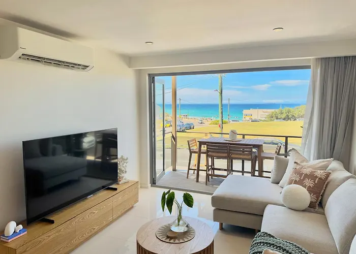 Merewether By The Beaches Newcastle, Free Parking, Ocean View