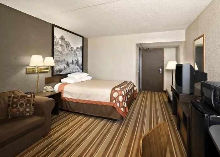 Super 8 By Wyndham Redfield
