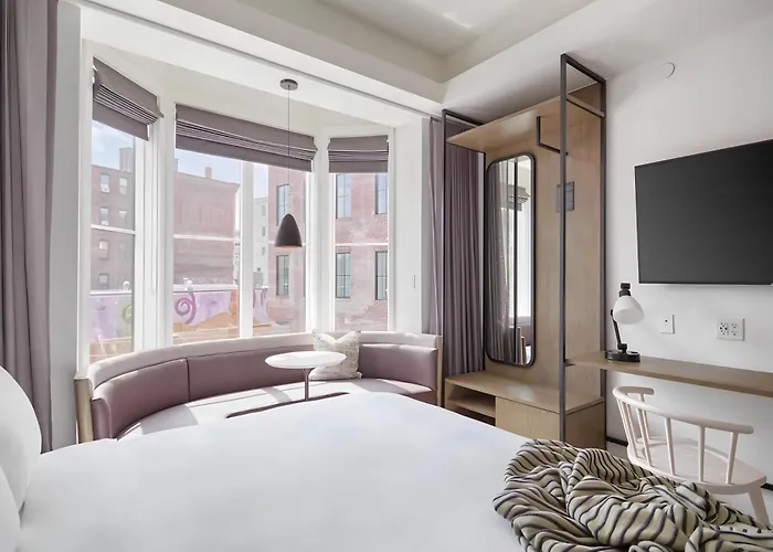 Lark Hotels 907 Main