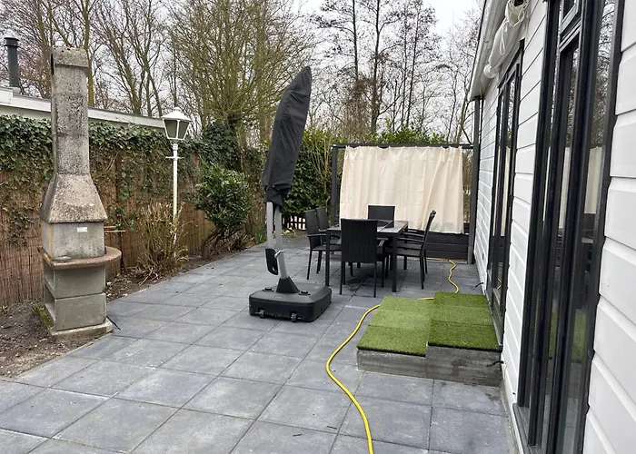 Familienfreundliches Chalet E200 in Makkum Strandnah