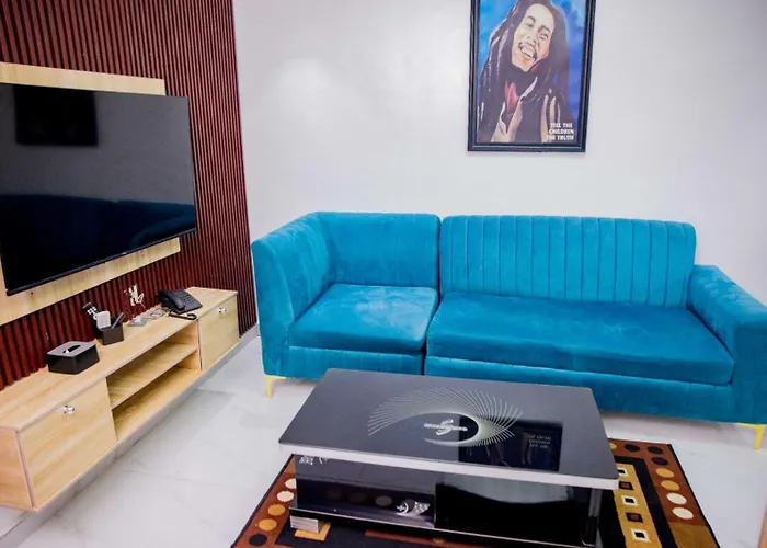 Dee Rocket Hotel & Lounge