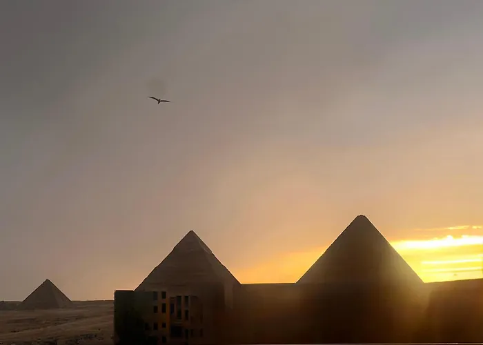 Jiwar Three Pyramids View Inn