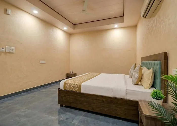 Hotel The Velvet Crest Zirakpur