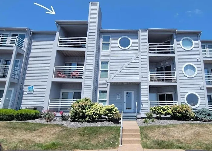Port Clinton Paradise- Waterfront 2 Bedroom, Pool, Hot Tub, Sauna, Fire Pit
