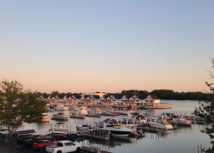 Port Clinton Paradise- Waterfront 2 Bedroom, Pool, Hot Tub, Sauna, Fire Pit