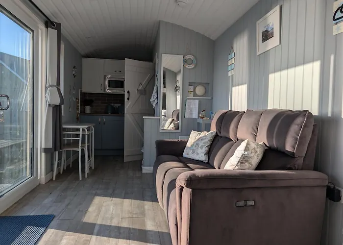 Allibella Shepherds Hut, Amazing Seaview, Private Garden, Pet Friendly