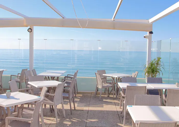 Golden Beach Guest House&Rooftop Bar