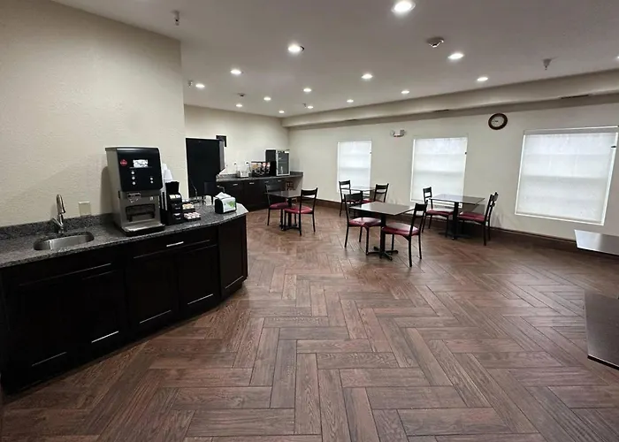 Econo Lodge Inn & Suites