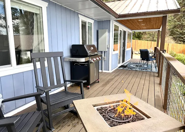 Puget Sound Chic Romantic Cottage With Private Beach Access & Gated Entry