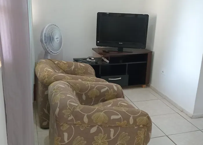Casa a 250 metros a pé da praia. Ótima localização