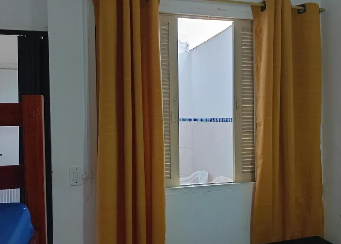 Casa a 250 metros a pé da praia. Ótima localização