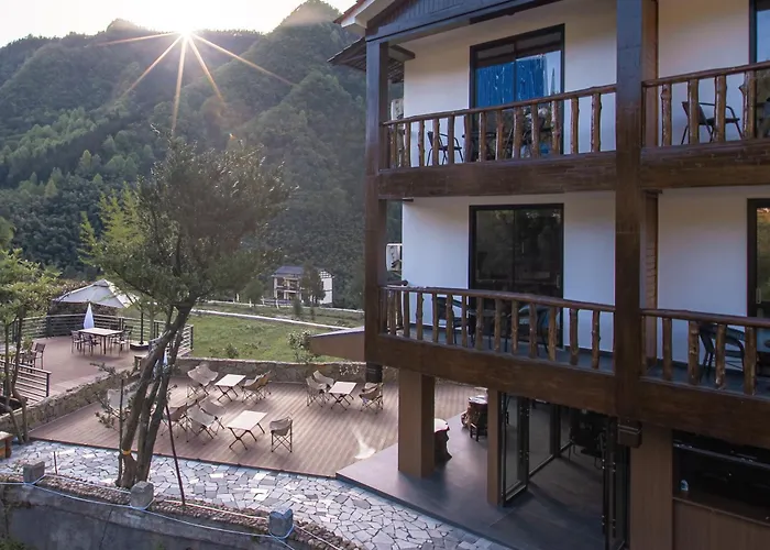 Zhangjiajie Joy Hotel -New Hotel ,Avatar Mountain View, Walking Distance To The Middle Gate Of Forest Park,Quite Entrance, Less Crowed & No Queue,Free Well-Prepared Breakfast,Free Self-Service Laundry & Drying, Attraction Tickets Serivce,Nice Host