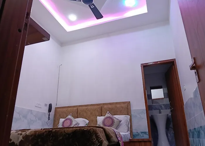 Hotel Shri Girraj Dham Vrindavan