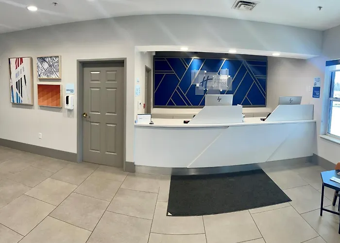 Holiday Inn Express & Suites Marquette By Ihg