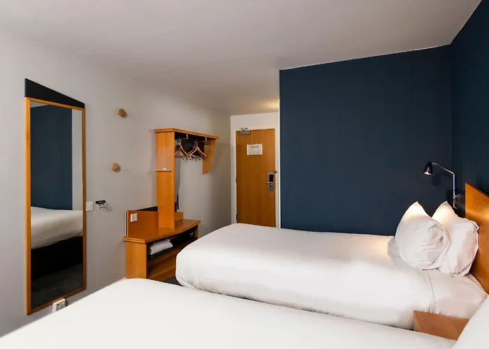 Holiday Inn Express Swansea East By Ihg