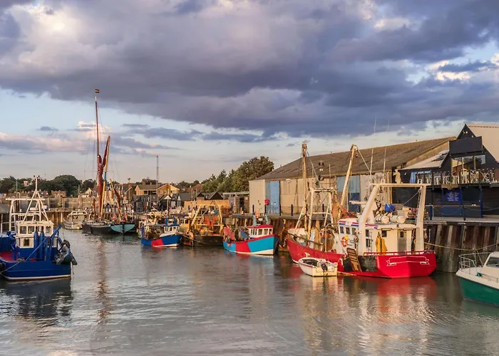 Salt Yard 1 - Stylish Whitstable Cottage - Free Parking - Beach - Harbour