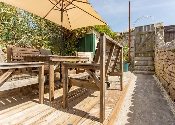 Dog Friendly Cosy Coastal Cottage With Sea Views