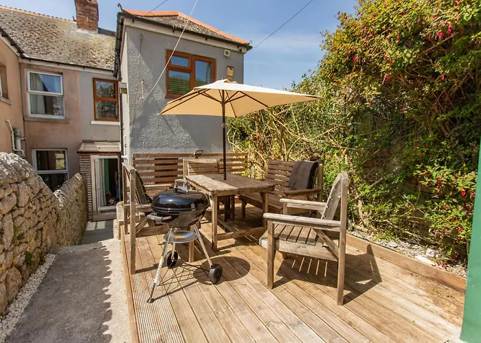 Dog Friendly Cosy Coastal Cottage With Sea Views