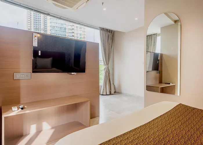 Hotel Aura - Near Malad Link Road