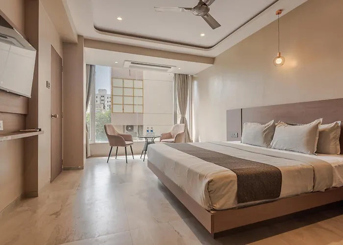 Hotel Aura - Near Malad Link Road