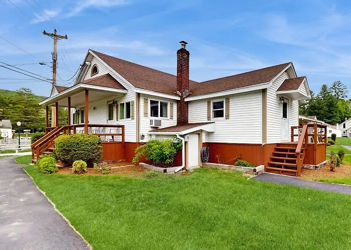 Cute Riverfront Cabin In Great Location W/ Shared Pool, Kitchenette, & Free Wifi