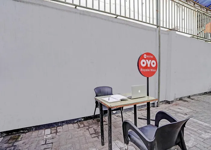 Oyo 90790 Royale Nias