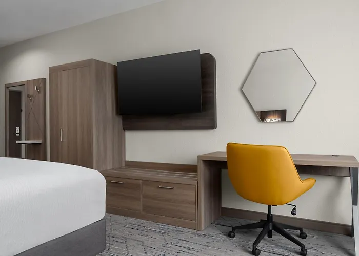 Holiday Inn Express & Suites Alexandria By Ihg