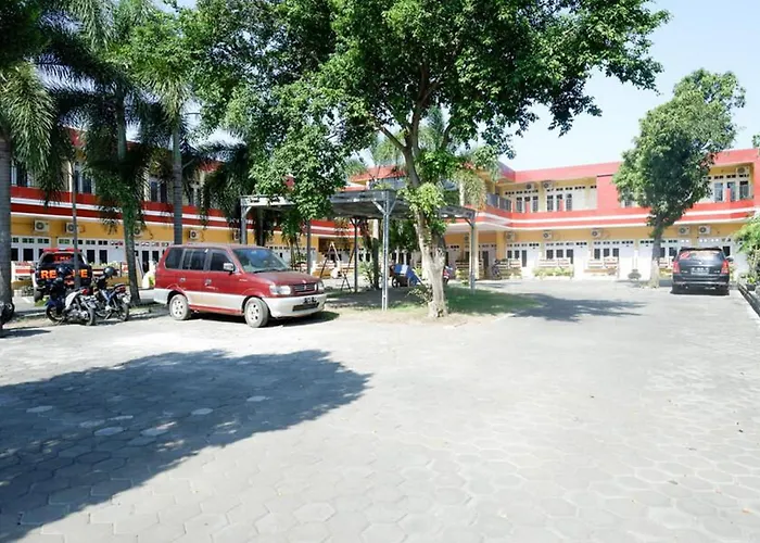 Reddoorz Plus Near Stadion Wijaya Kusuma