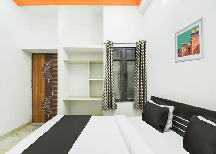 Hotel O Chandra Vilas