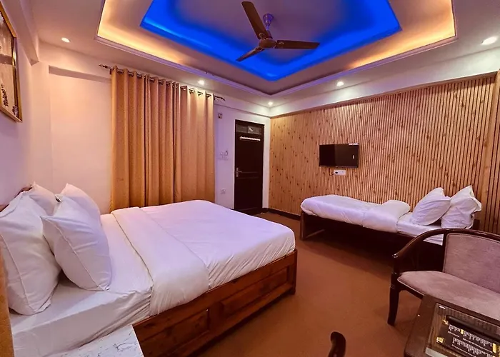 Pine View Luxury Resort With Mountain View & Premium Rooms