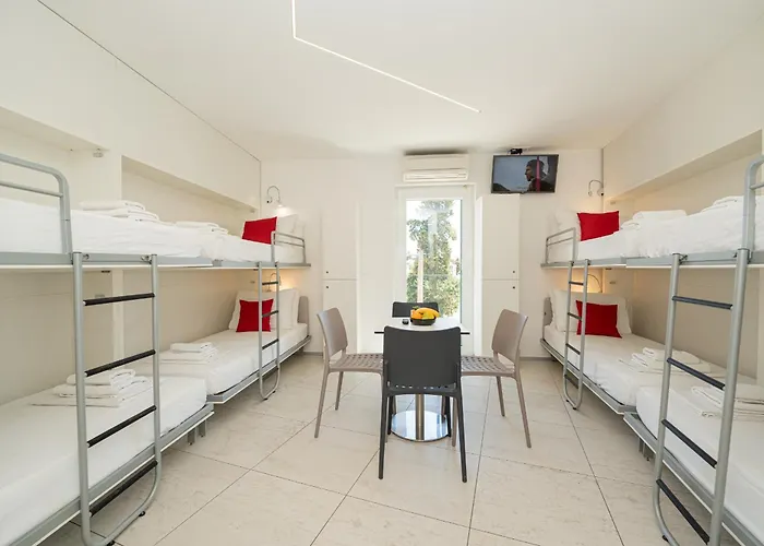 Avis Hotel