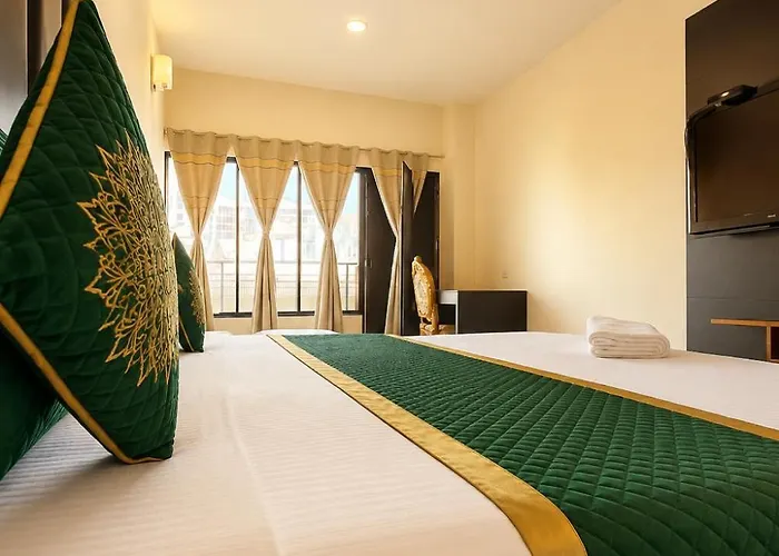 Hotel Woodlark Heights Zirakpur Chandigarh !! Family Hotel ! Easy Airport Access ! Budget Friendly