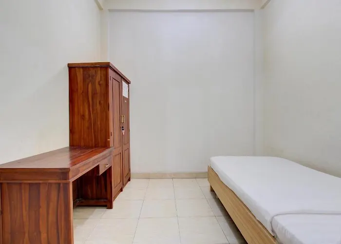 Oyo Life 93662 Kost Pak Budi