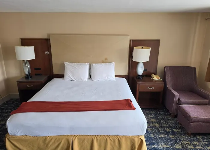 Wolcott Inn And Suites