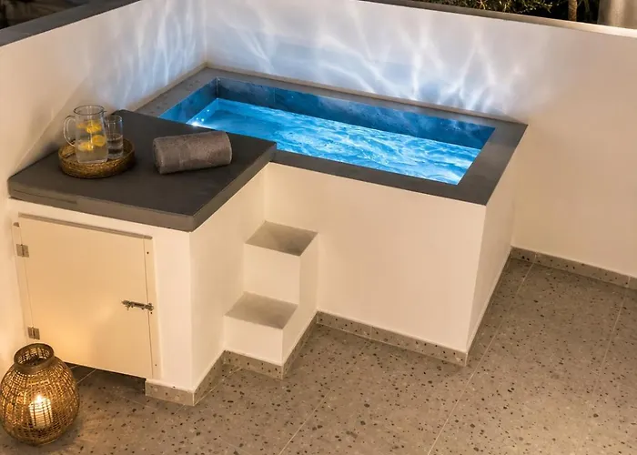 Pattys Desing Suites- Private Hot Tub With Yard- Fira Center