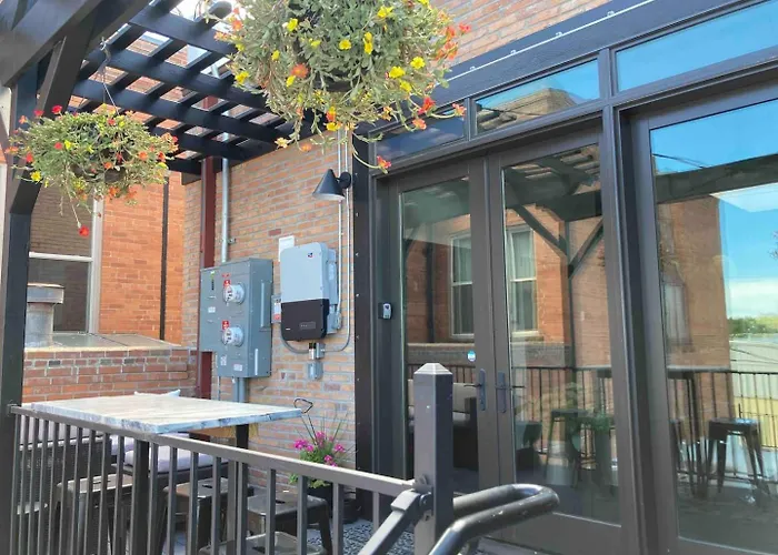 Luxe Main St Loft With Rooftop Lounge And Balcony