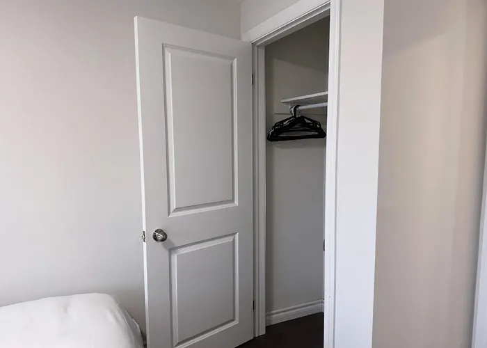 Modern Newly-Renovated Suite Free Parking