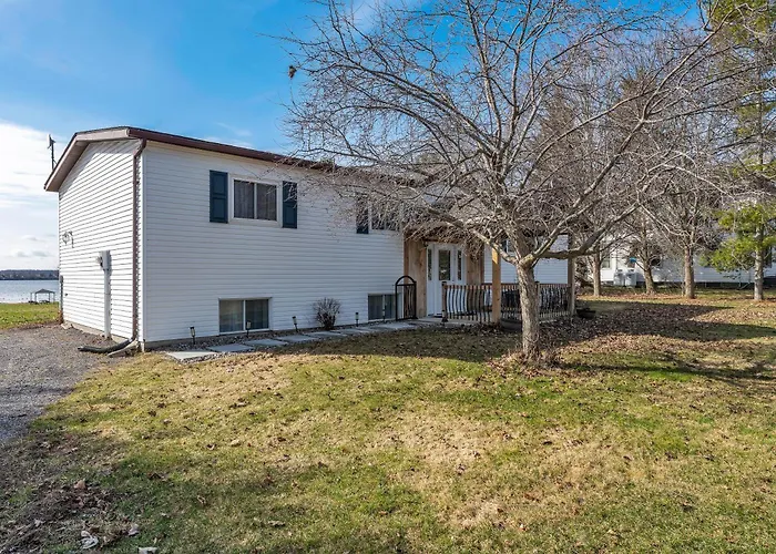 Private Hay Bay Waterfront Napanee With Pool And Dock